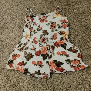 Flowered romper with adjustable straps